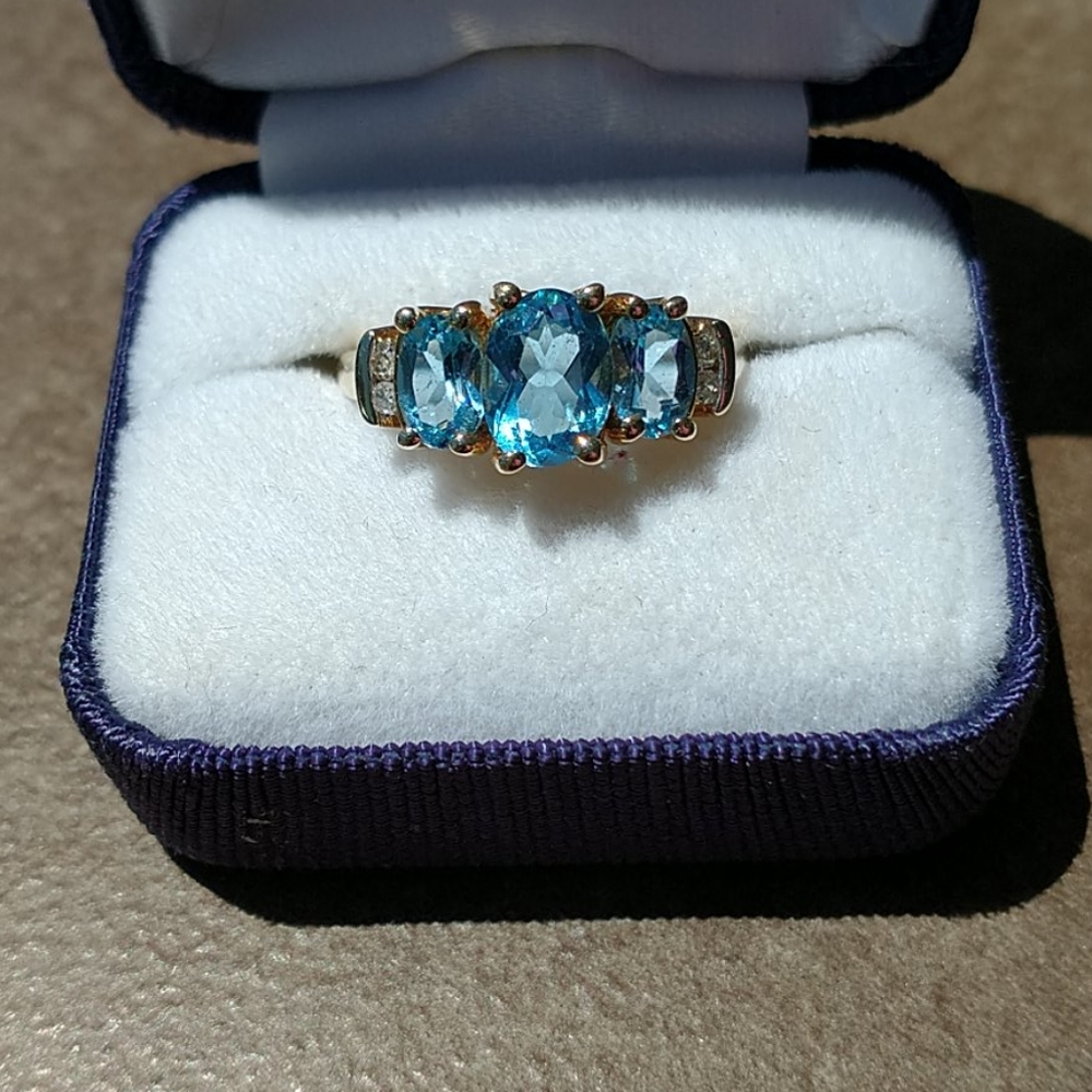 Lovely 10k deep blue topaz ring with diamonds